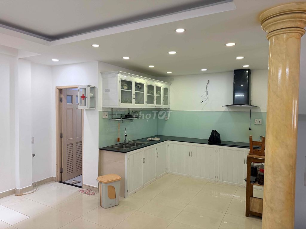 Rent a two-story house in front of 22nd Street.