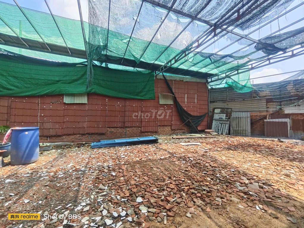 The shedhouse is 160 m.2 degrees 4 ql13 near the University of Law - 10th Law