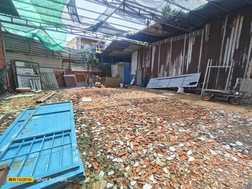 The shedhouse is 160 m.2 degrees 4 ql13 near the University of Law - 10th Law
