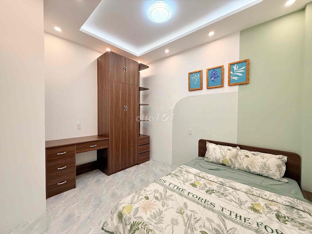 It's the owner of the Bình Thạnh Q1-3 bedroom. Three bedrooms.