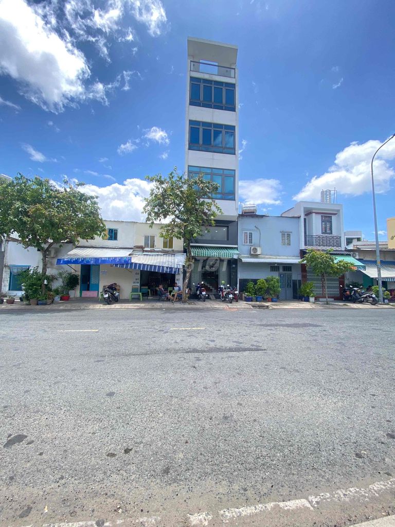 Rent a 1 6th District right at Võ Văn Kiệt 50 m2 6 floors of furniture at 25 million