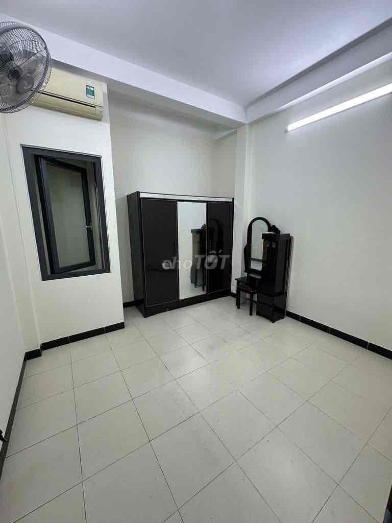 5 rooms.