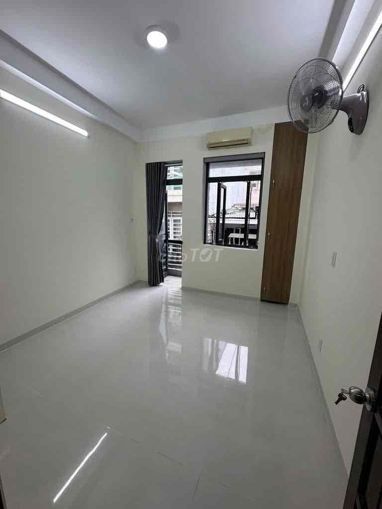 5 rooms.