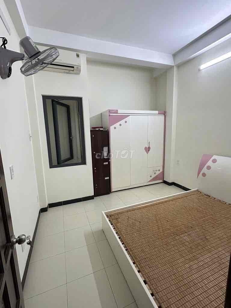 5 rooms.