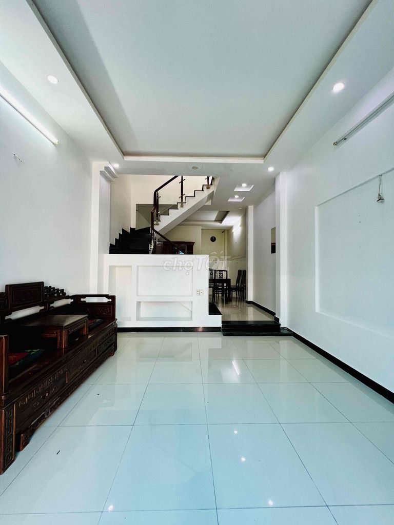 Rent a 5 x 20 1 :10 1 3rd floor bedroom 3 toilets across 3M engine car yard