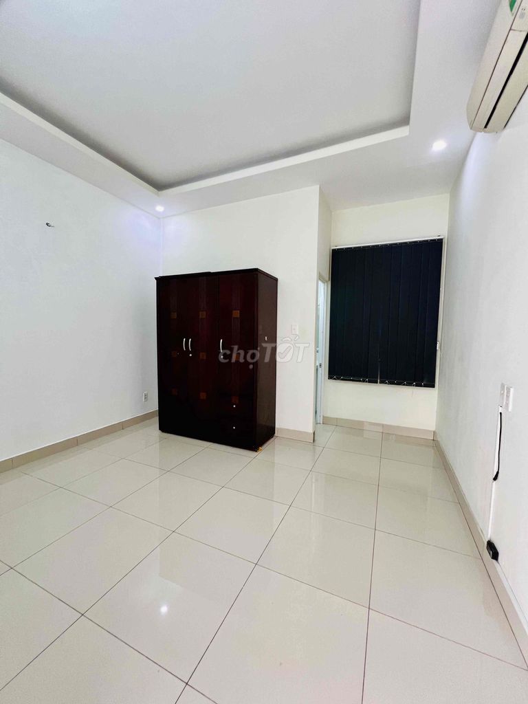 Rent a 5 x 20 1 :10 1 3rd floor bedroom 3 toilets across 3M engine car yard