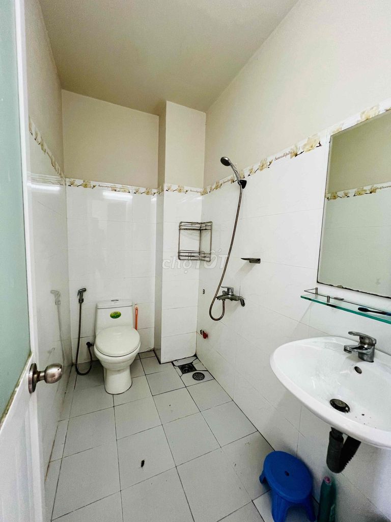 Rent a 5 x 20 1 :10 1 3rd floor bedroom 3 toilets across 3M engine car yard