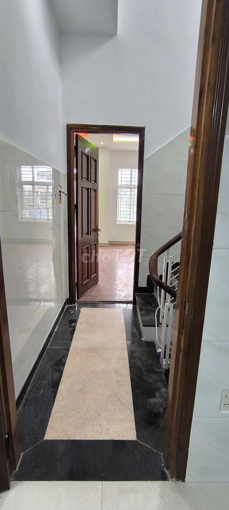 Three stories, three houses, three houses, four toilets, nearly ten thousand city, huckoc.