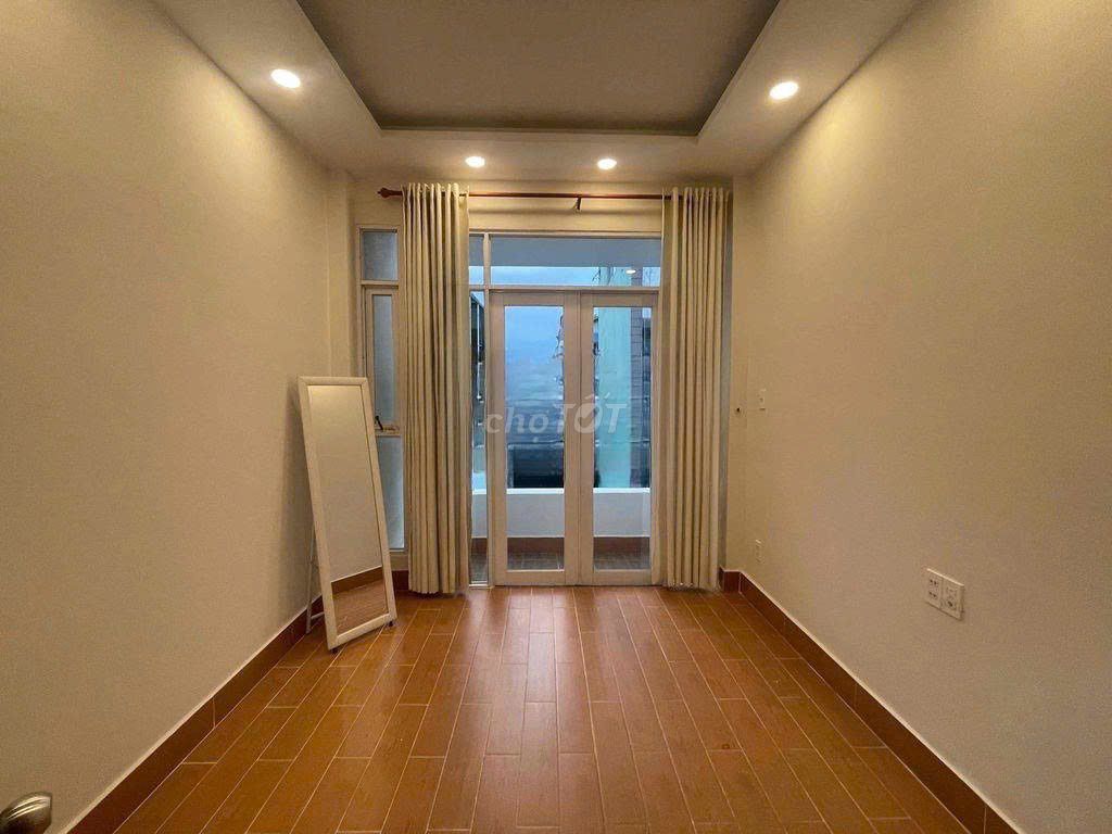 - Đoàn Văn Bơ 3 x 8 meters 1.M. 3rd floor.