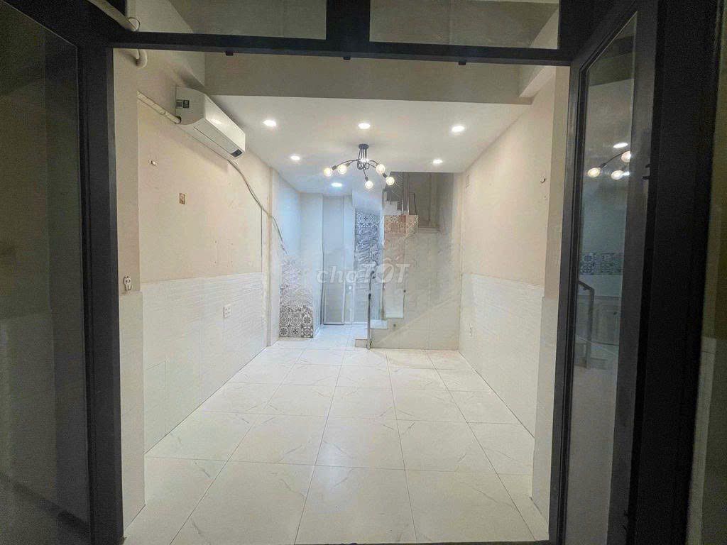 - Đoàn Văn Bơ 3 x 8 meters 1.M. 3rd floor.