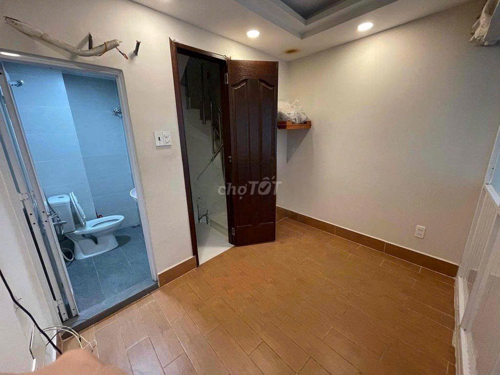 - Đoàn Văn Bơ 3 x 8 meters 1.M. 3rd floor.