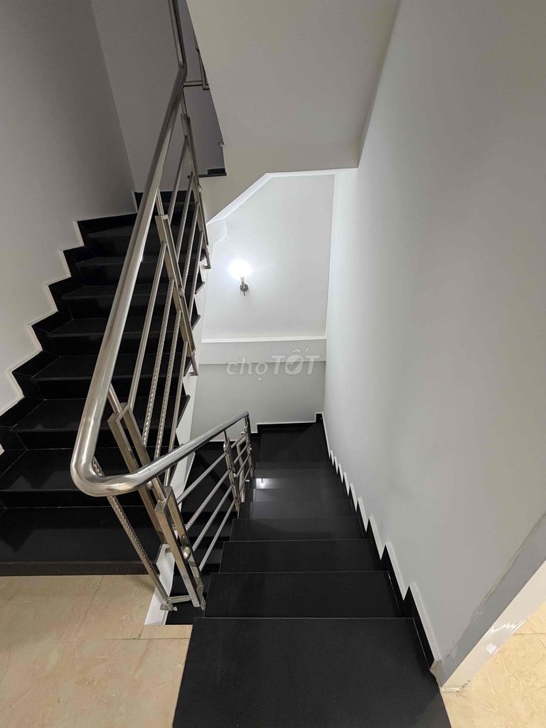 25 million -- one kmd crowded Phan Xích Long -- full interior -- four floors four bedroom 5 toilets.