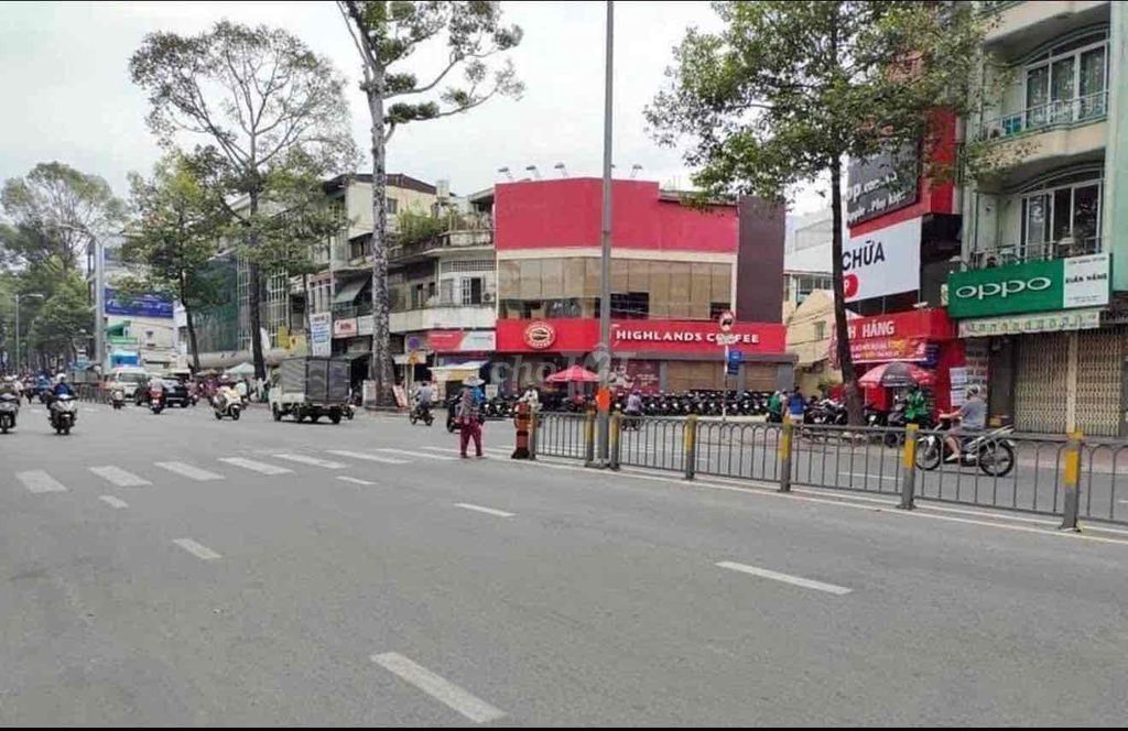25 million -- one kmd crowded Phan Xích Long -- full interior -- four floors four bedroom 5 toilets.