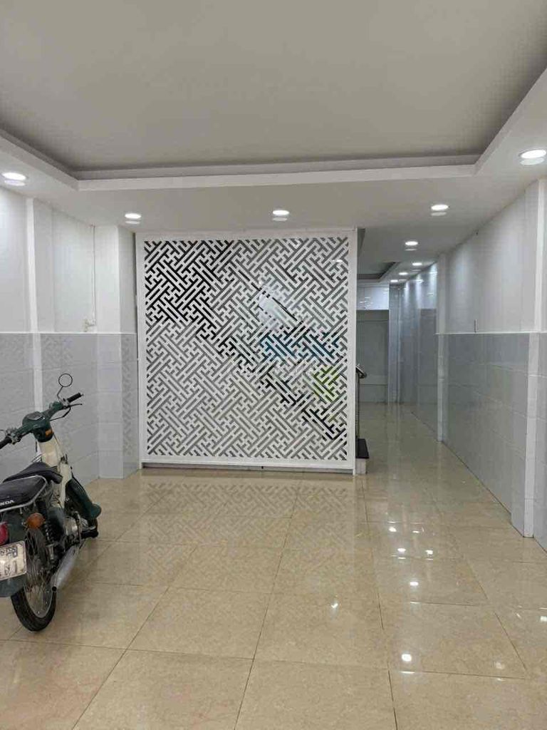 25 million -- one kmd crowded Phan Xích Long -- full interior -- four floors four bedroom 5 toilets.