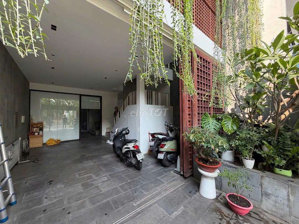 Rent an entire upper-level apartment -- private, low-life. Thủ Đức
