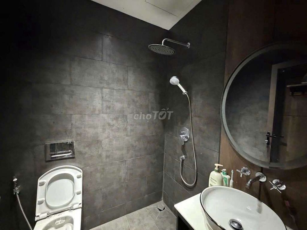 Rent an entire upper-level apartment -- private, low-life. Thủ Đức