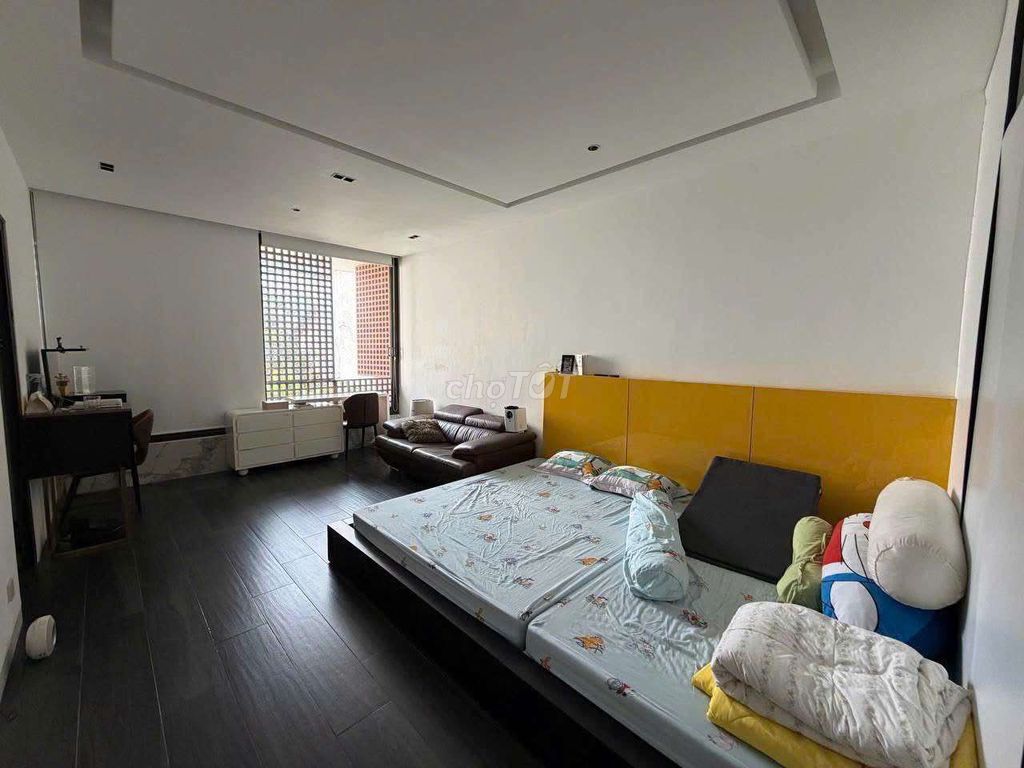 Rent an entire upper-level apartment -- private, low-life. Thủ Đức