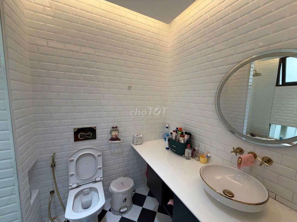 Rent an entire upper-level apartment -- private, low-life. Thủ Đức