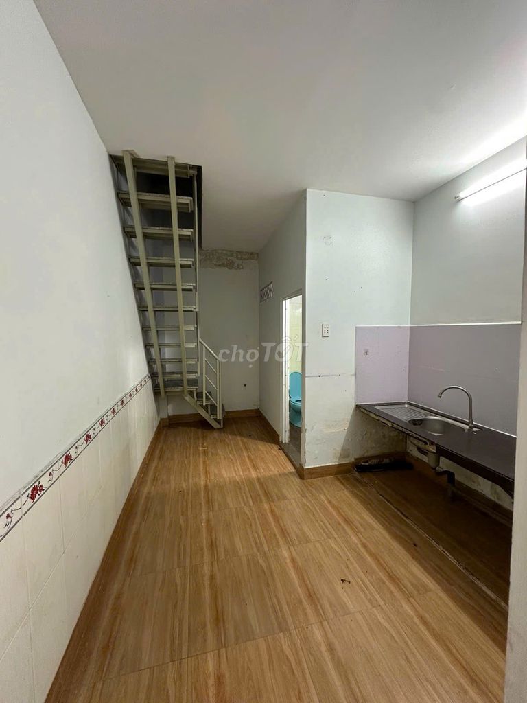Rent an alley four meters wide. 7 A Thành Thái, 1806 14, District 10. 3 m x 13 m