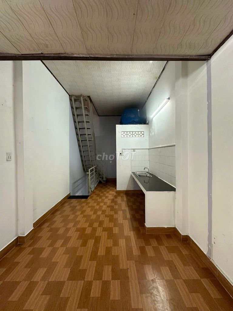 Rent an alley four meters wide. 7 A Thành Thái, 1806 14, District 10. 3 m x 13 m