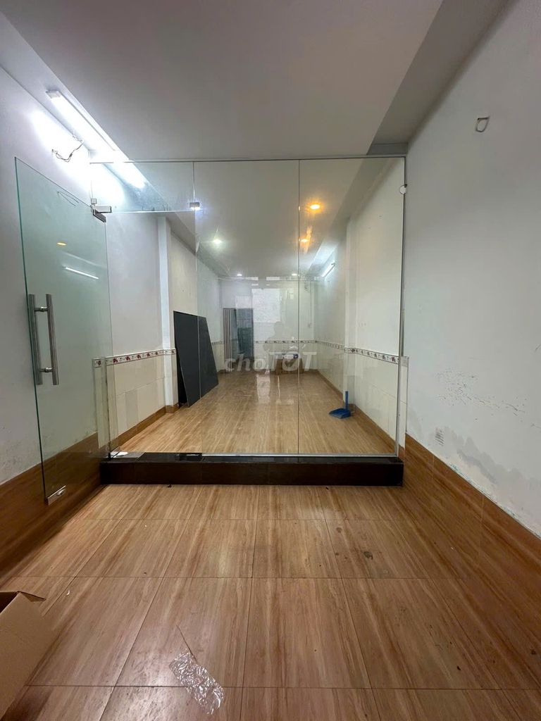 Rent an alley four meters wide. 7 A Thành Thái, 1806 14, District 10. 3 m x 13 m