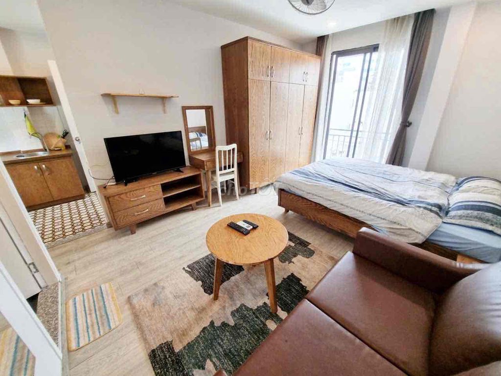 Rent a room full of light in the middle of five sewers in District 1.