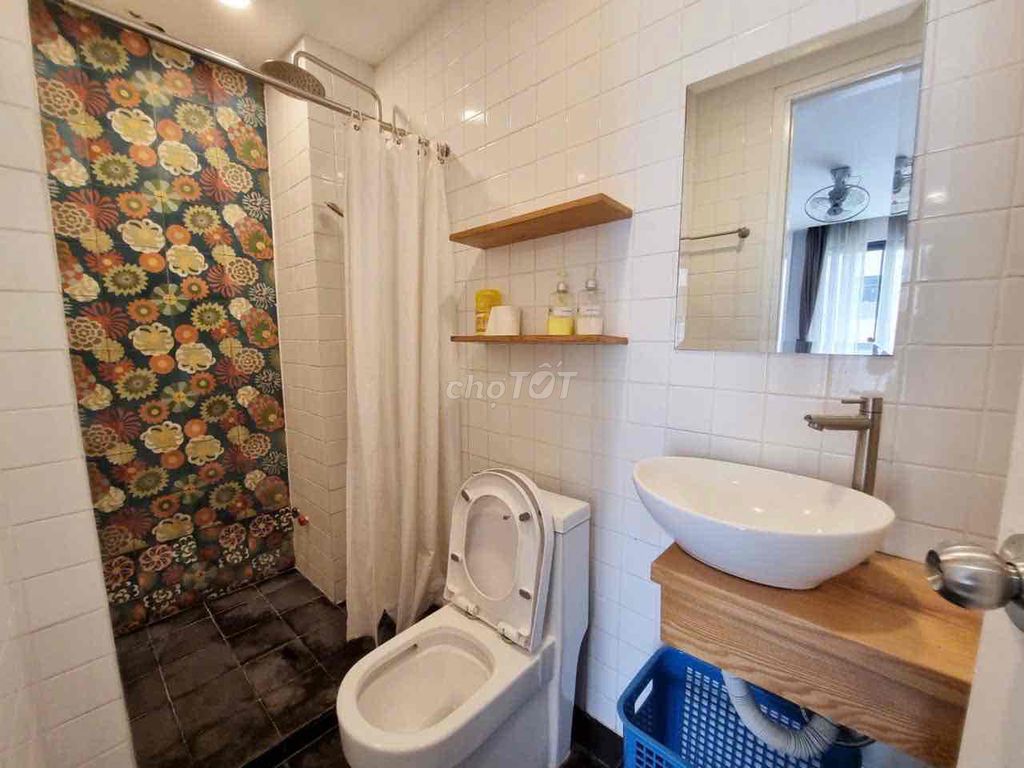 Rent a room full of light in the middle of five sewers in District 1.