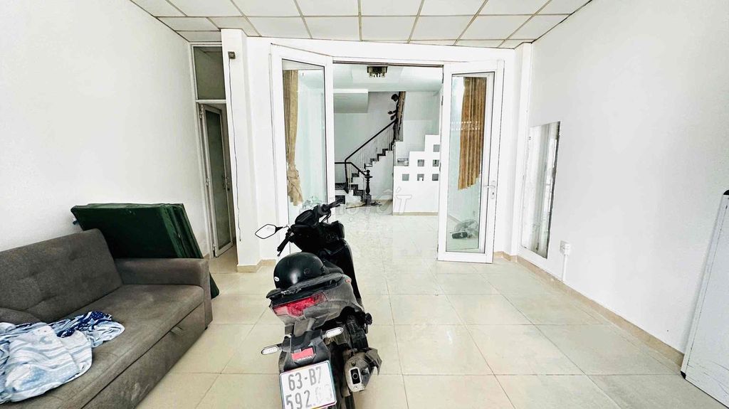 Rent a new house, paint the front line of Đồng Nai, District 10.