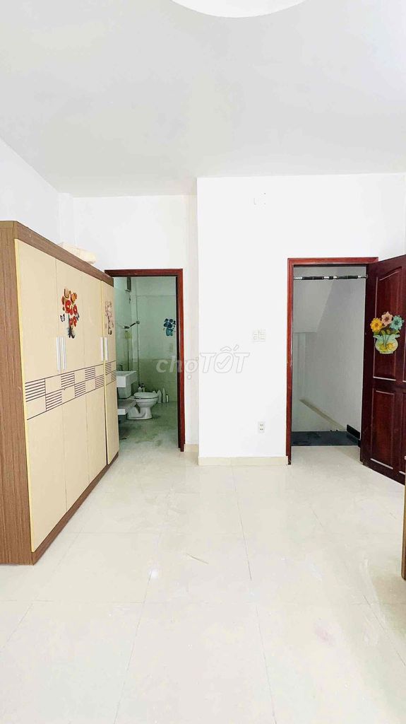 Rent a new house, paint the front line of Đồng Nai, District 10.