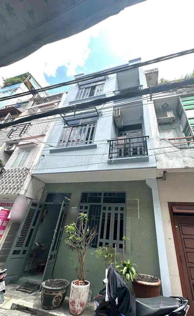 Rent a car alley. 1 st. 2nd floor. Two bathrooms.