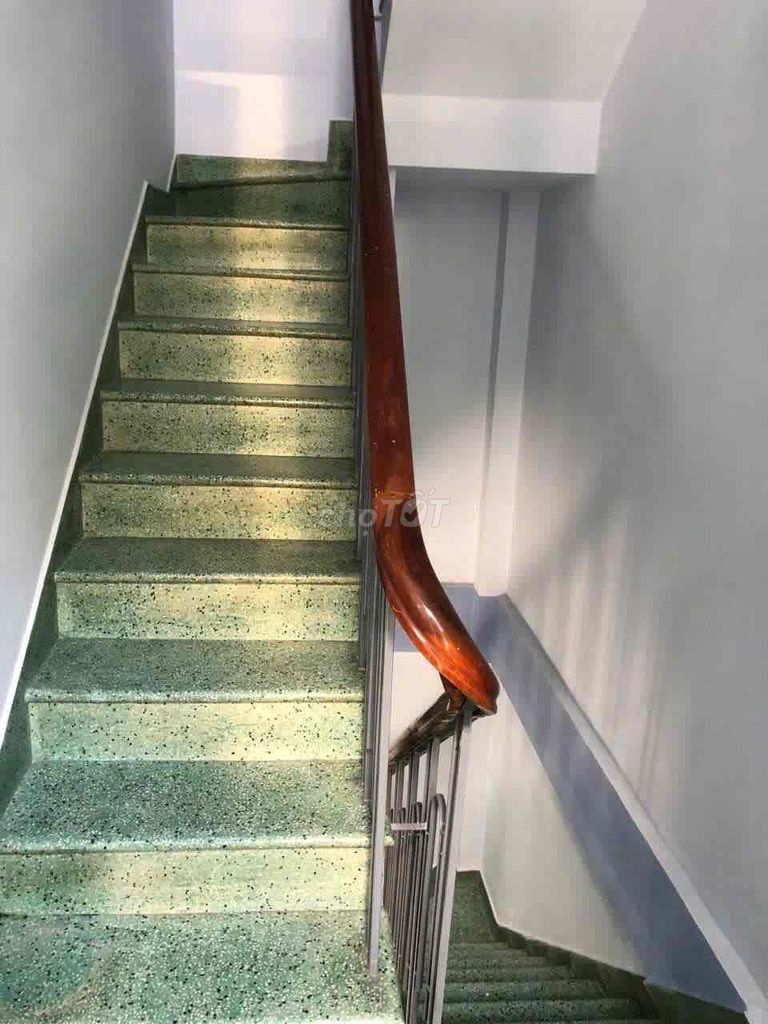 Rent a car alley. 1 st. 2nd floor. Two bathrooms.