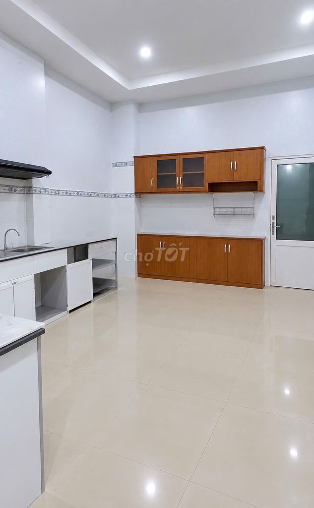 Four-foot Trịnh Đình Trọng, four x 13 meters, one floor, three bedrooms, two toilets.