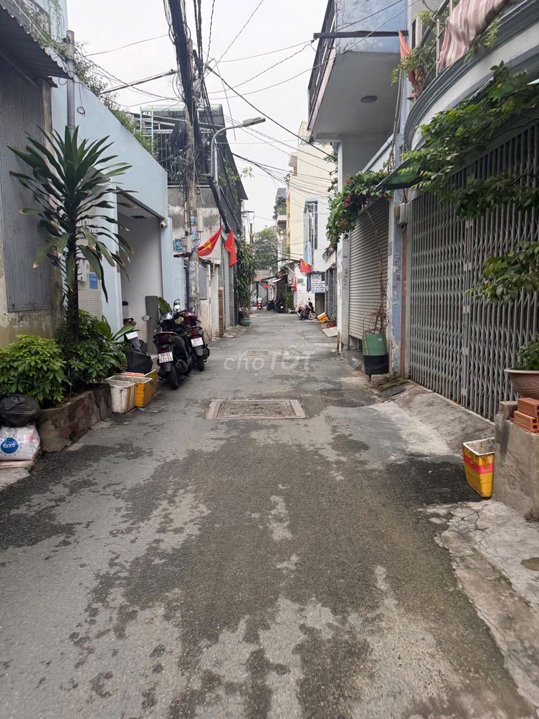 Four-foot Trịnh Đình Trọng, four x 13 meters, one floor, three bedrooms, two toilets.