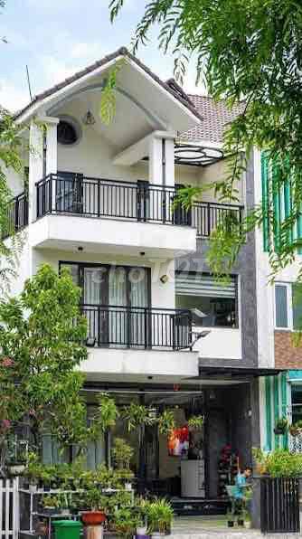 18 and a half million. Nice new garden house-jamona home resort, 3 floors plus oor