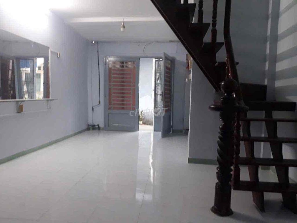 Second floor bedroom. 3 meters out.