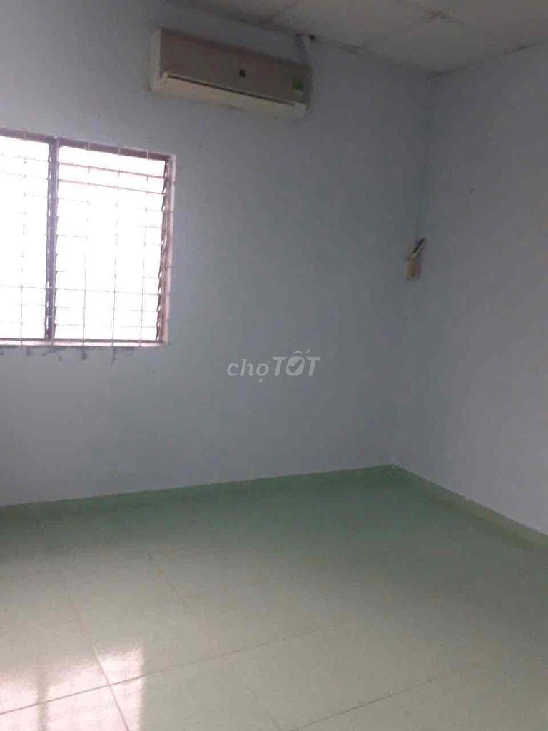 Second floor bedroom. 3 meters out.