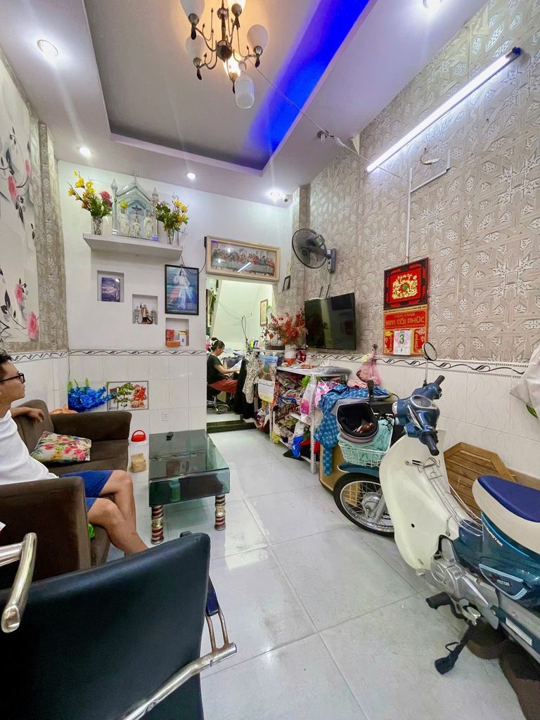 Rent a street-- good price, big alley-- Stay and Business-- District 8