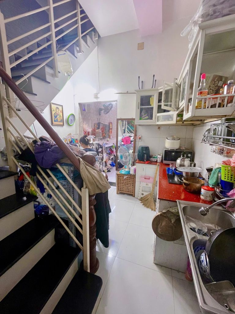 Rent a street-- good price, big alley-- Stay and Business-- District 8