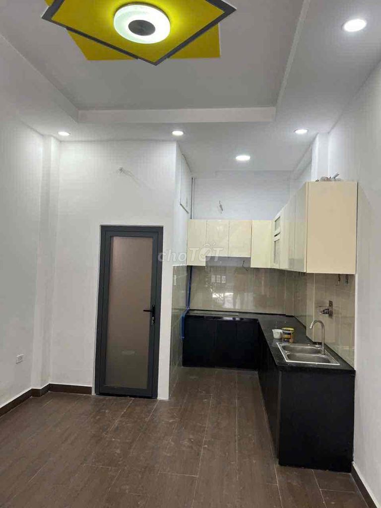 Nice new place. Bà Điểm. Two air conditionings.