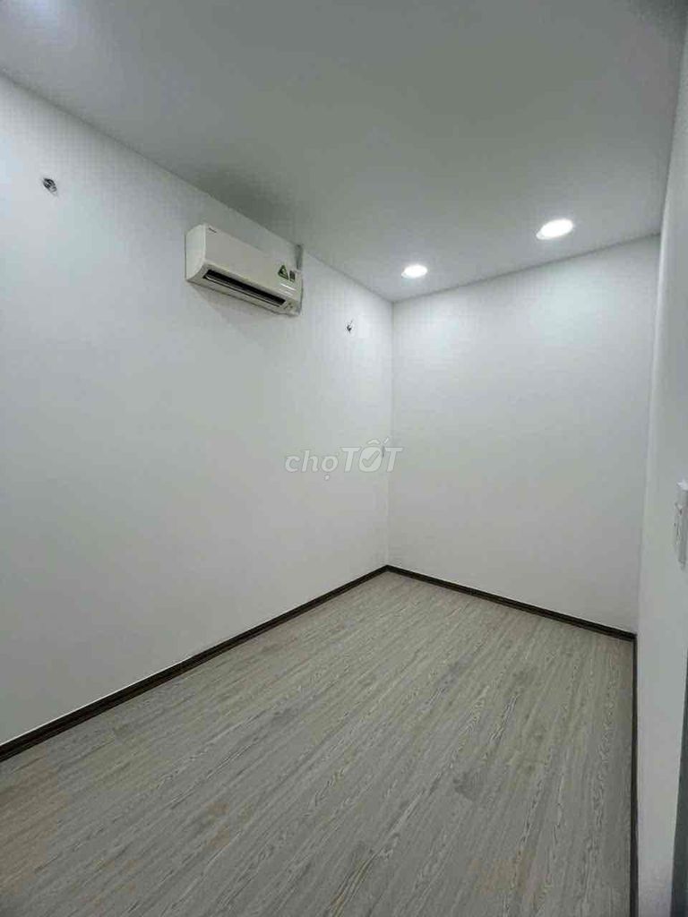 Nice new place. Bà Điểm. Two air conditionings.