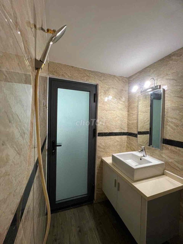 Nice new place. Bà Điểm. Two air conditionings.