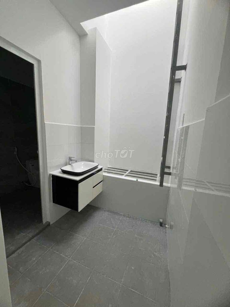 Nice new place. Bà Điểm. Two air conditionings.