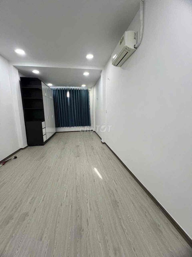 Nice new place. Bà Điểm. Two air conditionings.