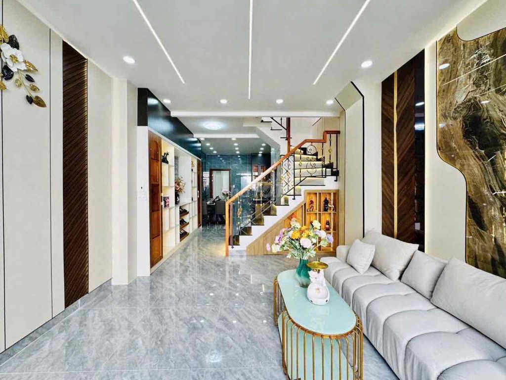 The beautiful New Street floor 3 floor st 4 bedroom.5 Full Seven and 15 million toilets