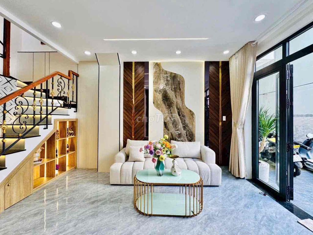 The beautiful New Street floor 3 floor st 4 bedroom.5 Full Seven and 15 million toilets