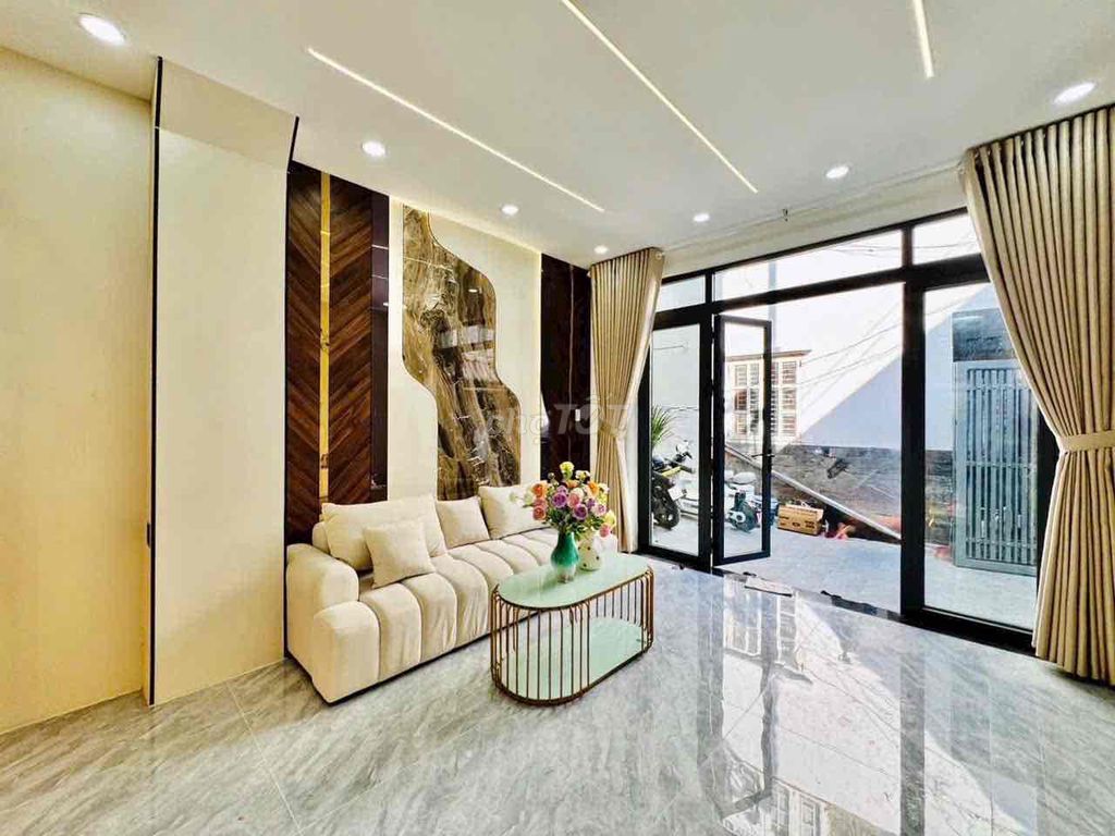 The beautiful New Street floor 3 floor st 4 bedroom.5 Full Seven and 15 million toilets