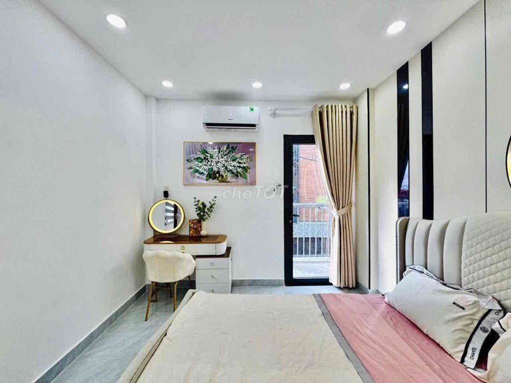 The beautiful New Street floor 3 floor st 4 bedroom.5 Full Seven and 15 million toilets