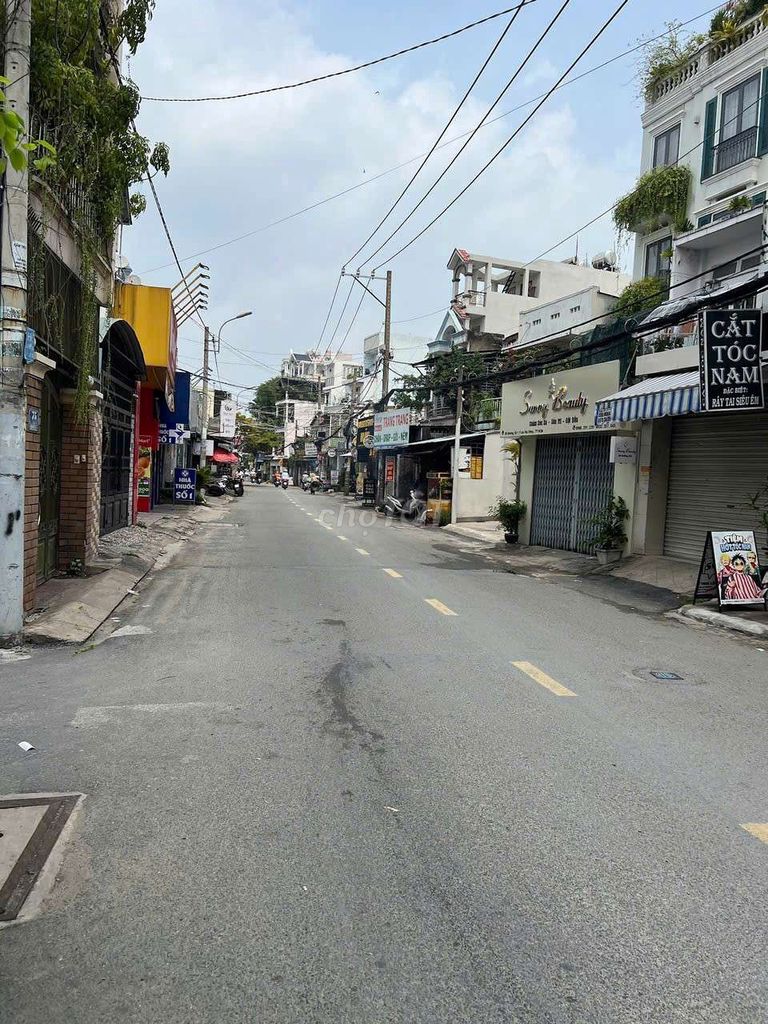 Rent an alley house. One, one, one, one, two, three, three.