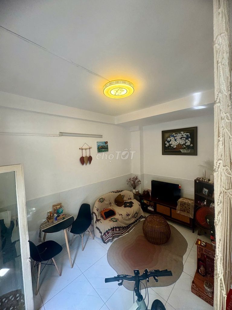 Rent a house close to Trần Khắc Chân, District 1. Three floors with interiors.