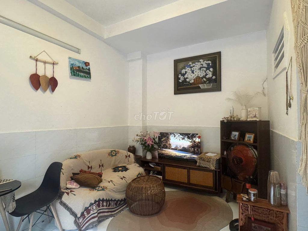 Rent a house close to Trần Khắc Chân, District 1. Three floors with interiors.